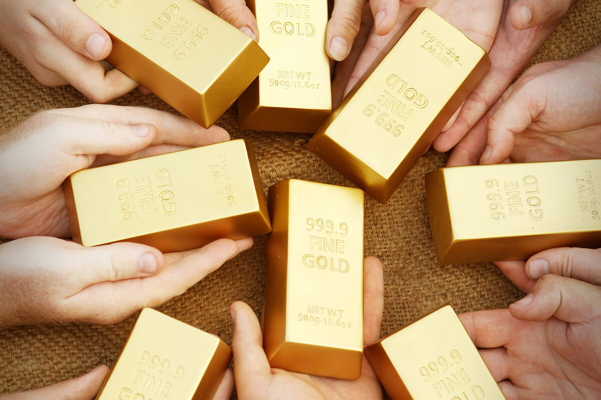 holding-gold